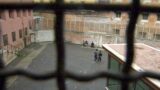 Roma, feriti due agenti a Regina Coeli, i sindacati: “Carcere sovraffollato. Servono più agenti”
