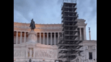 Roma, sale sull’impalcatura del Vittoriano a piazza Venezia e tenta il suicidio (VIDEO)