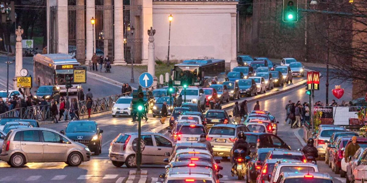 Roma, traffico in centro città, auto bloccate, semaforo rosso