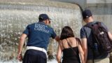 Roma, uomo seminudo nella Fontana del Tritone: fermato