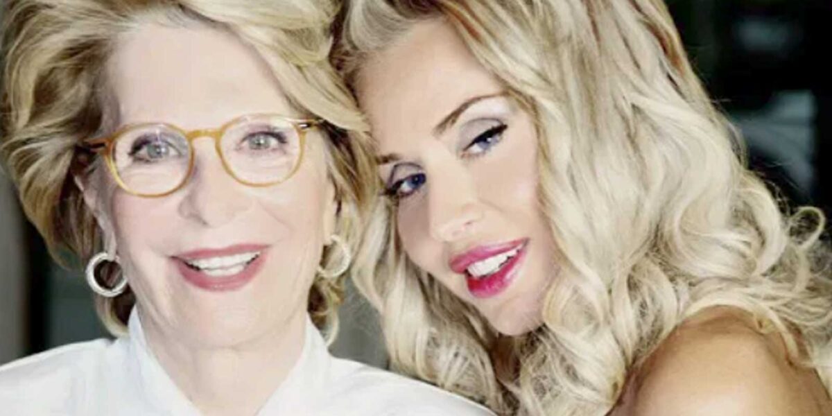 A destra, Valeria Marini, a sinistra, sua mamma