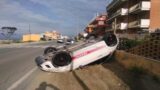 Ardea, ruba un’auto e fugge a folle velocità, poi si schianta e si ribalta sul lungomare