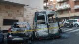 Paura a Monteverde, carbonizzate dalle fiamme due auto e una moto su strada (FOTO)