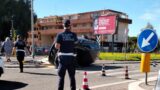 Incidente sulla Laurentina, auto si ribalta all’altezza del centro commerciale Maximo: viabilità al collasso