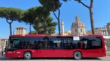 Roma, l’autista guarda i video sul cellulare e non fa partire il bus: passeggero lo fotografa, lui lo picchia e lo minaccia