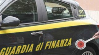 Fiumicino, scoperti oltre 600 lavoratori irregolari: contratti fittizi e 4 milioni di evasione, maxi operazione della Guardia di Finanza