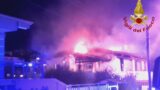 Fonte Nuova, devastante incendio: villa distrutta dalle fiamme, morto cagnolino (FOTO)