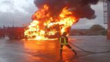 Inferno di fuoco sull’Aurelia, due camion avvolti dalle fiamme nel piazzale Anas