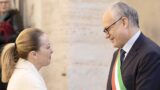 Meloni ‘regalerà’ a Gualtieri 6 mesi in più da sindaco di Roma? Elezioni comunali in bilico tra 2026 e 2027
