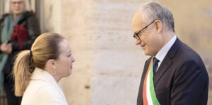 A sinistra, la premier Giorgia Meloni, a destra il sindaco di Roma, Roberto Gualtieri a Roma, all'altare della Patria