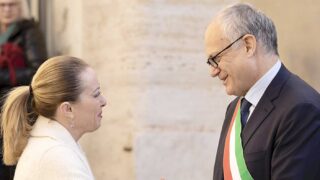 Più poteri a Roma, riforma “congelata” fino a dopo il referendum: cosa c’è dietro l’intesa FdI-Pd