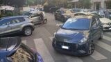 Roma, parcheggi da incubo. Dalle auto in mezzo alla strada a quelle sui marciapiedi e i rimbrotti: ‘Impara a parcheggiare, co***ne’ (FOTO)