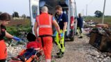 Ardea, bloccano la strada con i rifiuti, 61enne resta intrappolata in auto e ha un malore: codice rosso