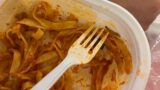 Roma, vermi vivi nella pasta e nell’insalata: mensa dei vigili del fuoco da incubo