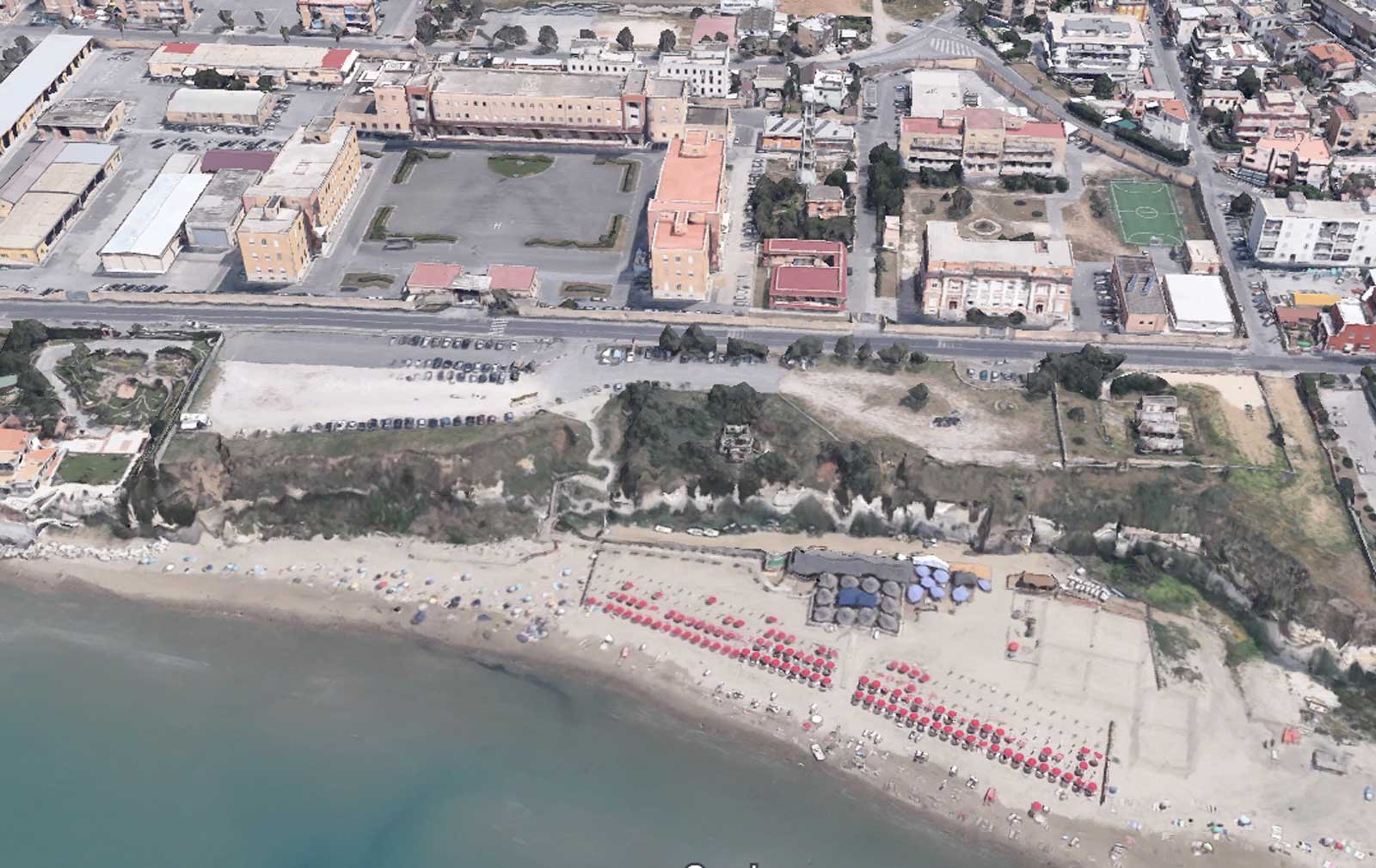 Anzio, l'area del parcheggio situato davanti alla caserma Santa Barbara. Foto Google Heart