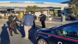 Roma, attendeva i clienti all’aeroporto con 1 dose di cocaina: fermato un tassista