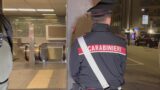 Roma, paura alla metro Annibaliano: danneggia i tornelli, lancia sassi e fugge sui binari