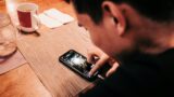 Ruba il cellulare a una 20enne, poi la ricatta: ‘Dammi i soldi o diffondo le tue foto sexy”