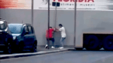 Roma, il tir non passa: in due scendono e staccano la segnaletica stradale per fargli spazio (VIDEO)