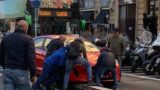 Parcheggio selvaggio a Roma Termini: folla in azione per spostare un’auto bloccata sul marciapiede