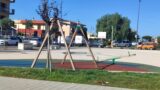 Tor San Lorenzo, allarme degrado: piazza Falcone e Borsellino abbandonata e vandalizzata dopo l’inaugurazione (FOTO)