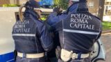 Trastevere, venditore abusivo si “ribella” e aggredisce un agente della Polizia Locale: arrestato