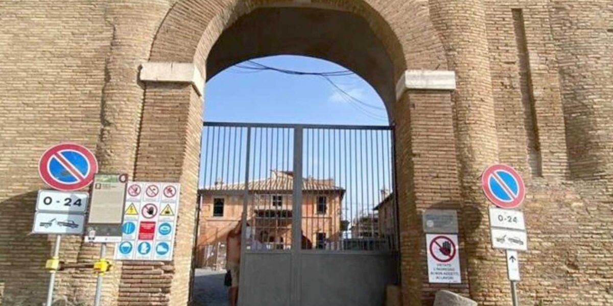 Borgo di Pratica di Mare, l'ingresso quando era stato installato il cancello che bloccava l'accesso al Borgo