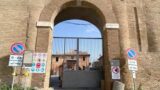 Borgo di Pratica di Mare chiuso, il Comune presenta metà del conto al costruttore: 123mila € di ‘occupazione’