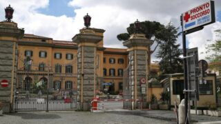 Fiumicino, cade dal balcone dopo un malore: ferito un uomo di 39 anni
