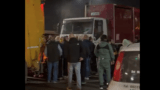 Tmb Rocca Cencia, odori nauseabondi e impianto stracolmo, cittadini in protesta contro Gualtieri bloccano la strada: ‘Non siamo la pattumiera di Roma’ (VIDEO)