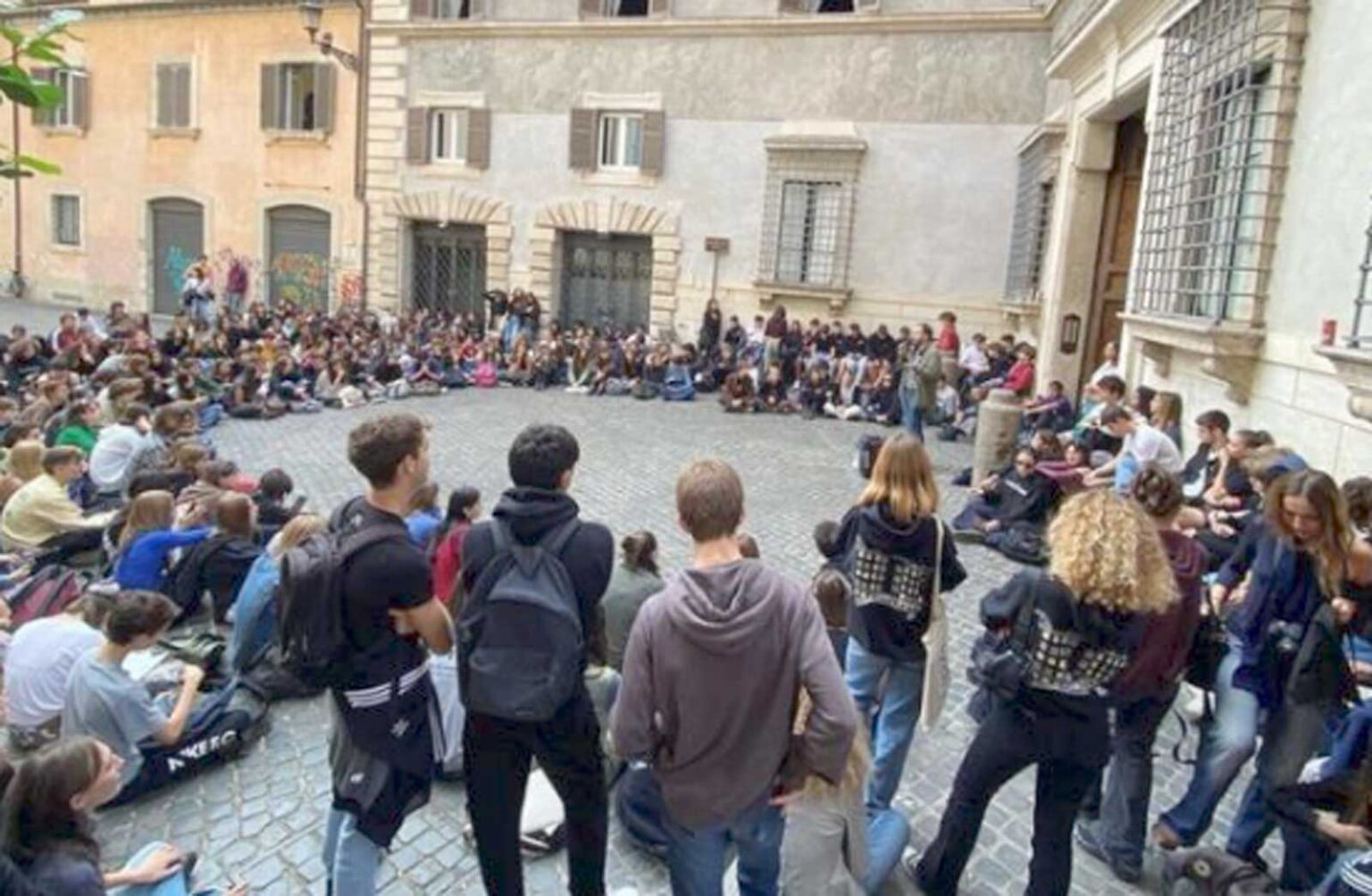 Alta tensione nei licei di Roma: occupato il Virgilio. È il sesto da
