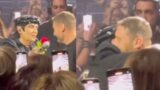 Renato Zero e Totti: l’abbraccio che manda in delirio Roma (VIDEO)