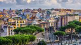 Roma tra luci e ombre: la qualità della vita migliora, ma i rifiuti restano un incubo