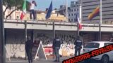 Roma Termini, sale sul tetto e deride la polizia (VIDEO)