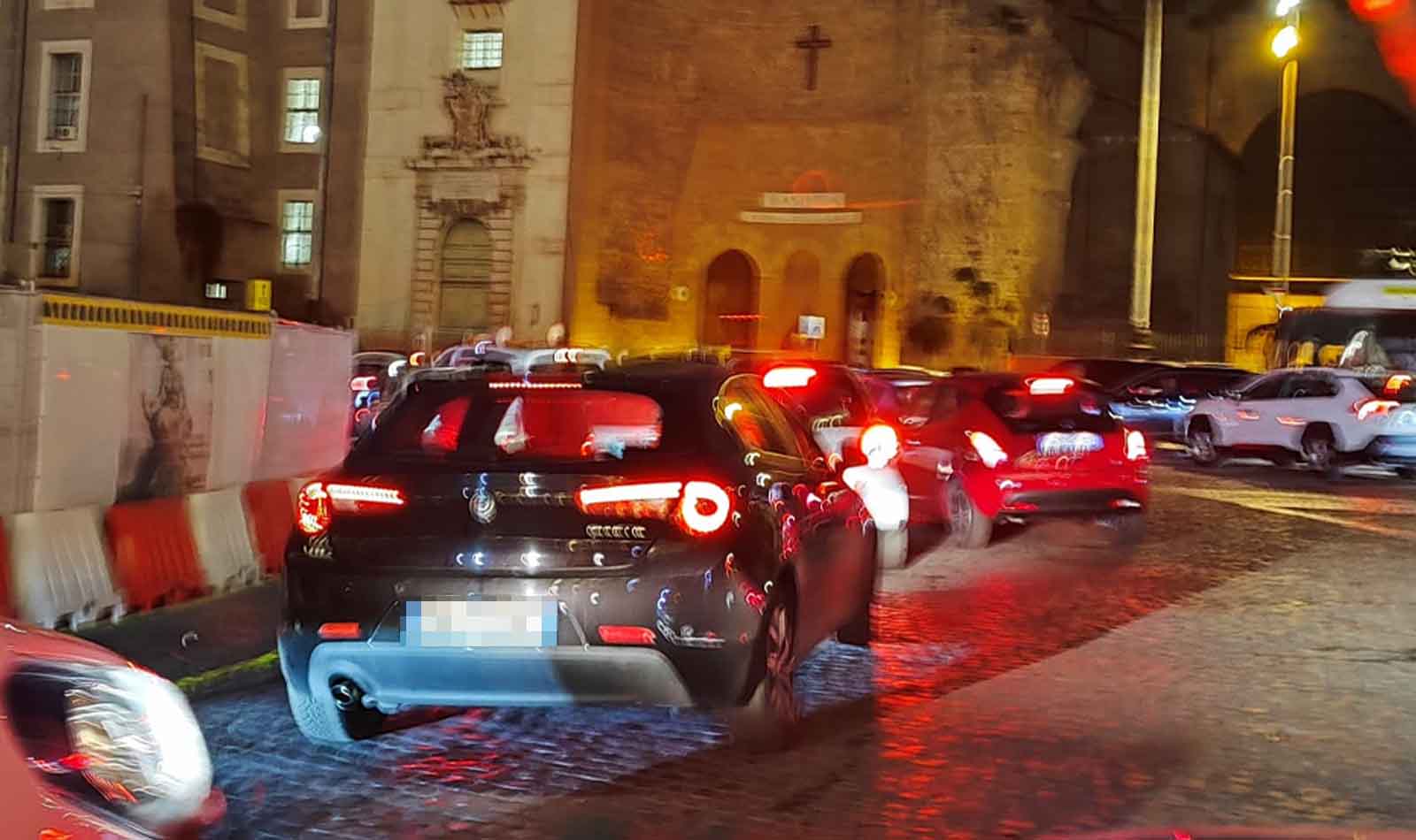 Roma Termini traffico a causa di una Smart parcheggiata male
