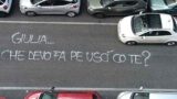 Una dichiarazione d’amore in doppia fila: l’ironia di Roma spopola sul web
