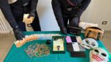 Roma, documenti falsi e lusso sfrenato: Rolex e maschere da clown, arrestata 34enne