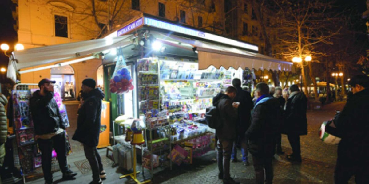 Roma, una edicola illuminata per la notte delle edicole
