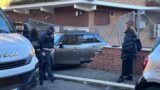 Roma, retromarcia sbagliata: auto sfonda il muretto su un’altra vettura in via Fogazzaro
