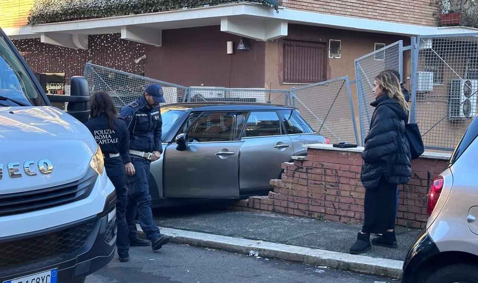 Roma, retromarcia sbagliata