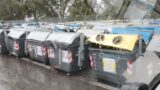 Roma, cimitero di secchioni in strada: a chi conviene il “business” dei cassonetti rotti?
