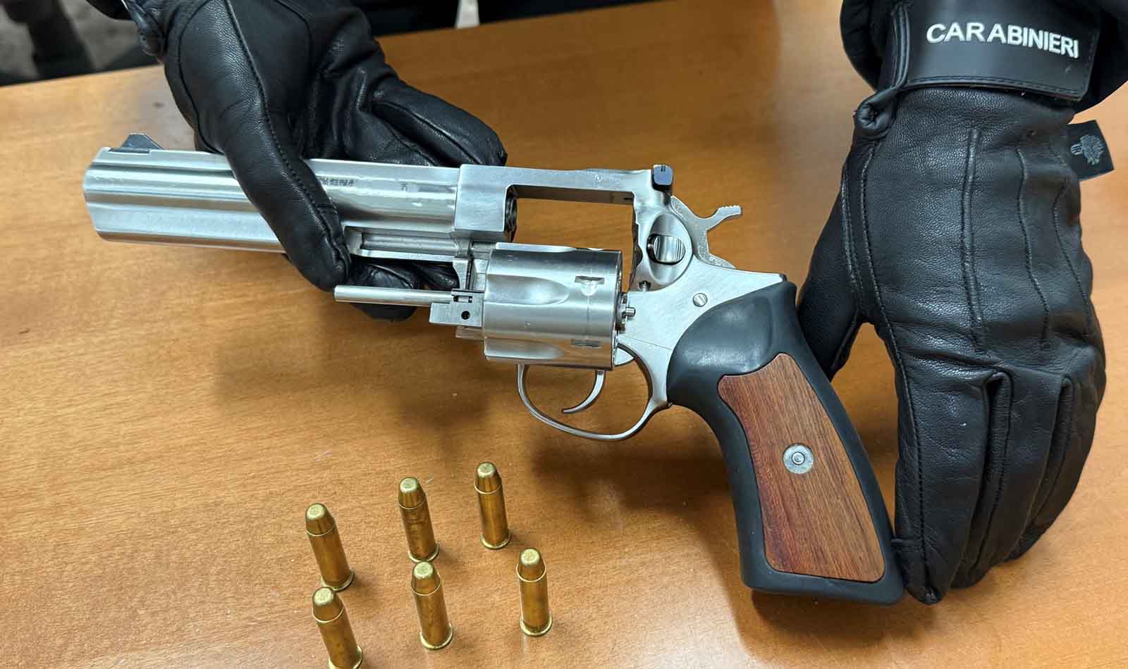 Roma, sorpreso con una pistola revolver