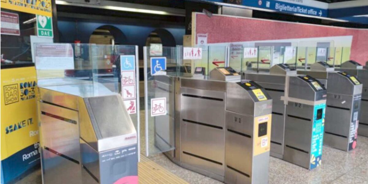 Roma, un classico 'tornello' della metropolitana