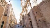Roma, cade pezzo di cornicione in via del Corso: un ferito