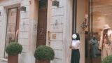 Roma, cade un lampione in via Frattina: paura tra i passanti e clienti della via dello shopping