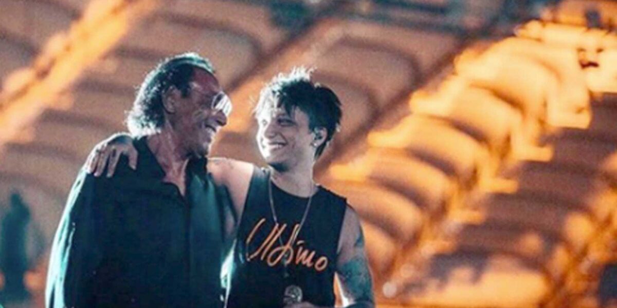 Antonello Venditti, grande amico e fan di Ultimo, in un recente concerto all'Olimpico di Roma