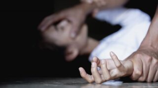 Roma, insegue l’ex moglie, la tampona e la minaccia con una mannaia: “Ti ammazzo, ma prima dammi i soldi per giocare”