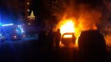 Roma, spaventoso incendio a Colli Aniene: sedici auto in fiamme, palazzo evacuato (FOTO)