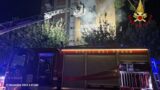 Spaventoso incendio a Roma, appartamento distrutto dalle fiamme: gravissima un’anziana, ferite badante e vicina (FOTO)