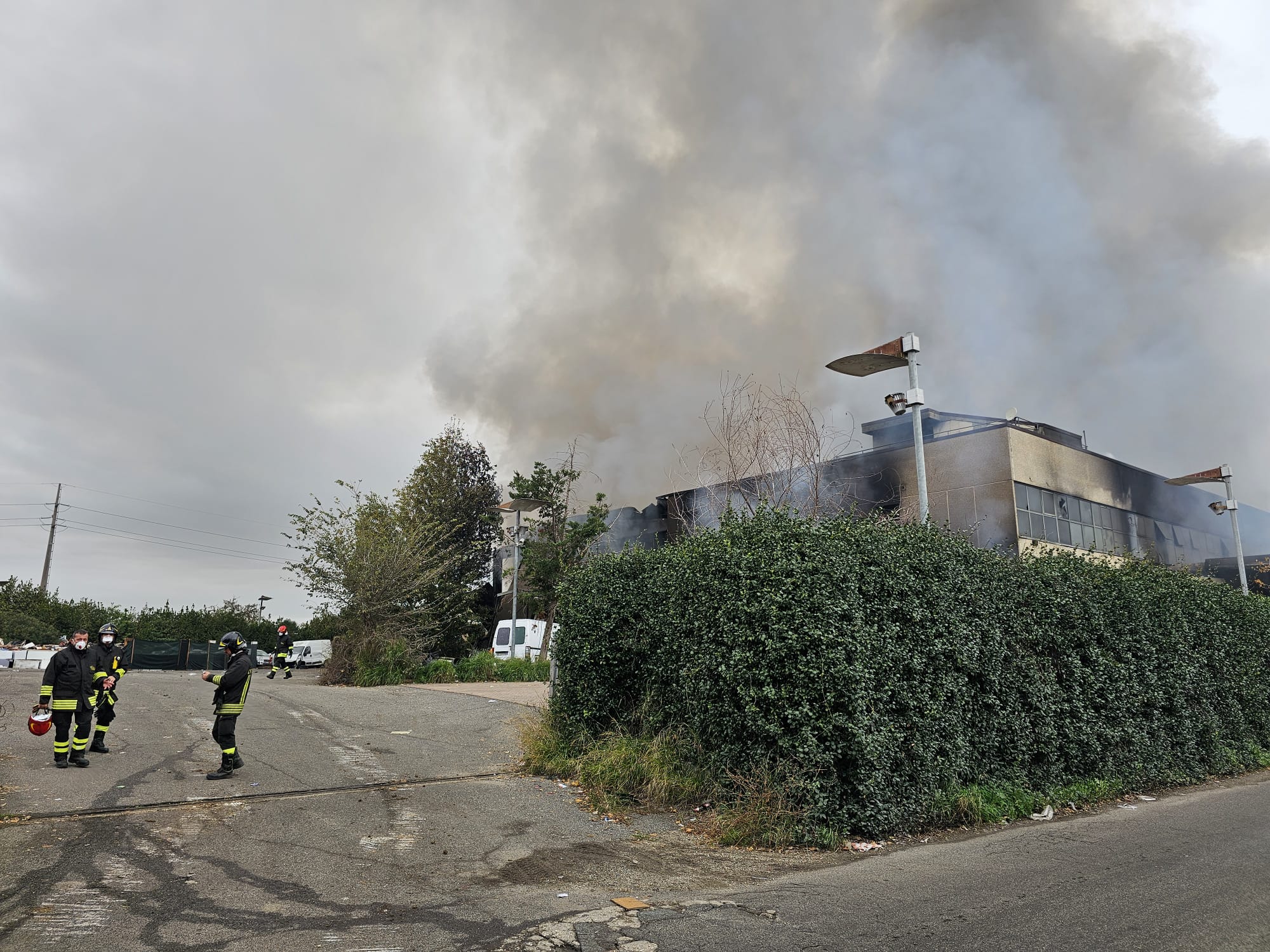 Incendio capannone oggi Roma